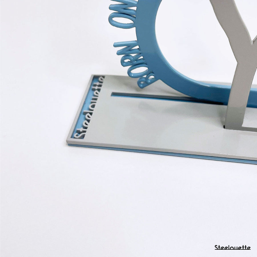 Close-up on a decorative, customizable, colorful and modern gift for a newborn's or baby's room in the shape of a cloud, personalized to his name. Designed and produced by Steelouette.