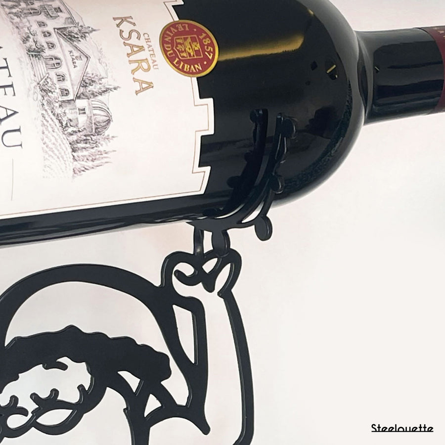 Zoom in on a Santa Claus wine holder made of steel. A great gift idea for wine lovers for Christmas or the holidays! A product by Steelouette.