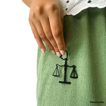 A keychain representing a balance. A great gift idea for your lawyer friend. Designed by Steelouette 